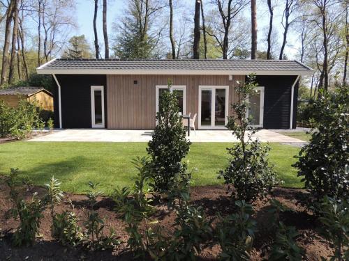 Cozy Chalet With Nice Garden Near A Nature Reserve