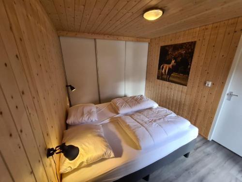 Cozy Chalet With Nice Garden Near A Nature Reserve