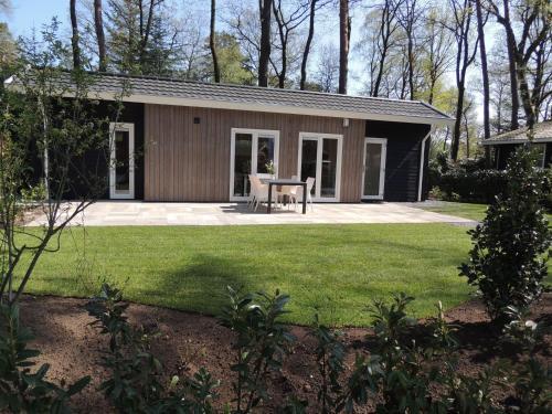 Cozy Chalet With Nice Garden Near A Nature Reserve
