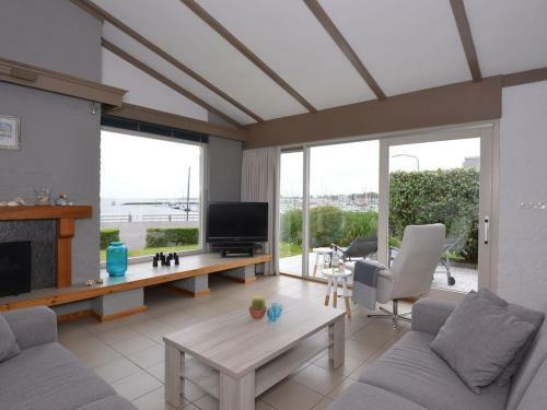 Modern Furnished Detached Bungalow, Located On The Marina