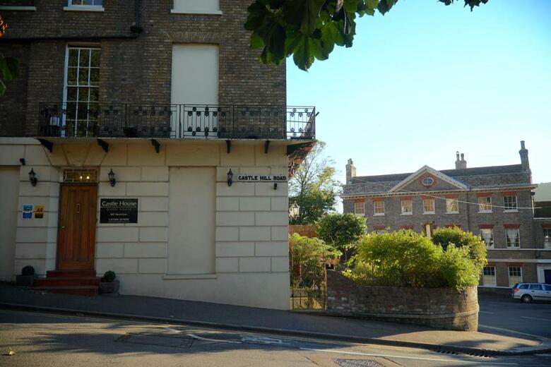 Hostal Castle House Guest House