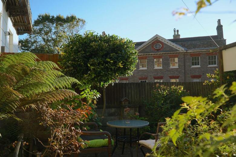 Hostal Castle House Guest House