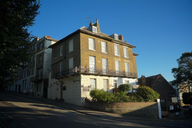 Hostal Castle House Guest House