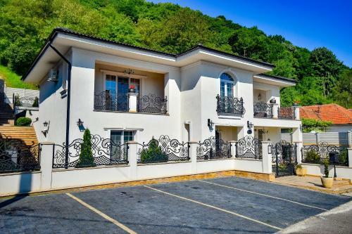 Sarada Boutique Luxury Apartment