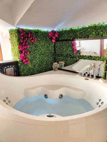 Jacuzzi & Garden Villa