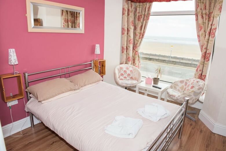 Hostal Leonardos Guest House