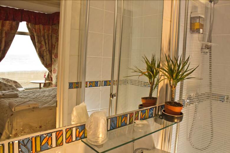 Hostal Leonardos Guest House