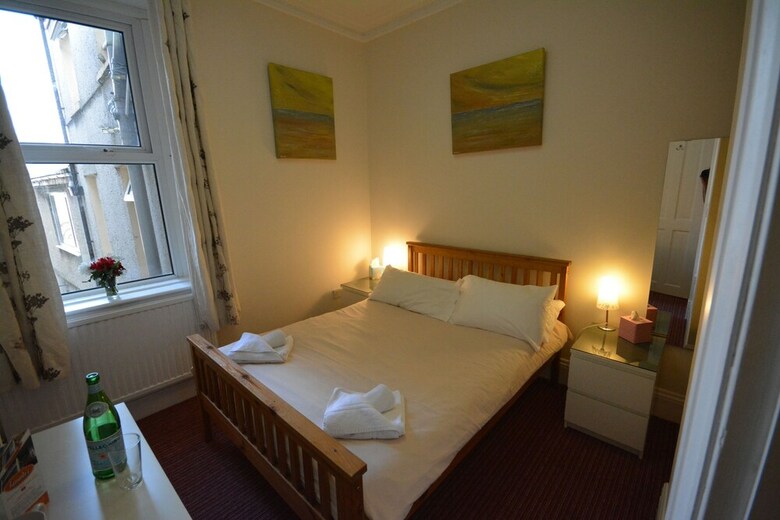 Hostal Leonardos Guest House