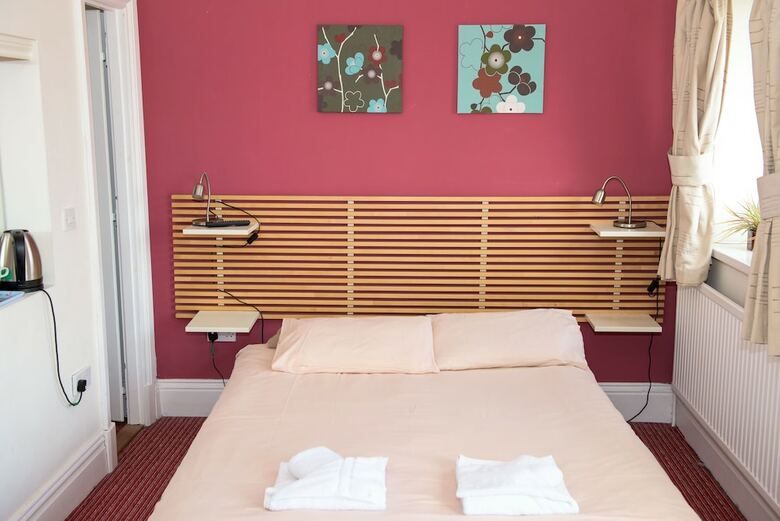 Hostal Leonardos Guest House