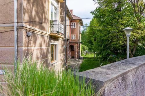 Spacious And Quiet 2 Bedroom Apartment