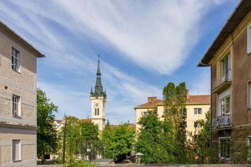 Spacious And Quiet 2 Bedroom Apartment