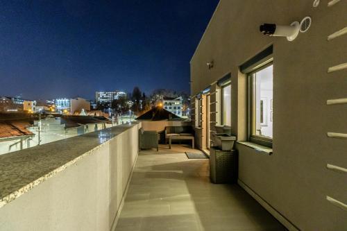 Modern And Stylish Apartment W Terrace