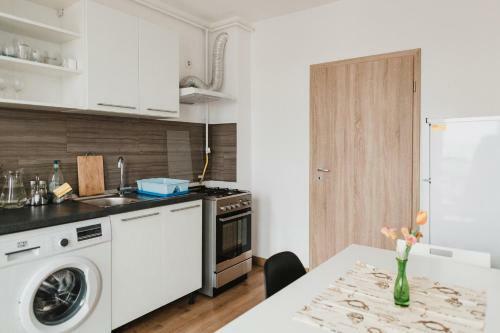 City View Apartment With Free Parking