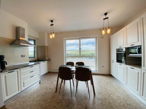Deluxe Apartment With Balcony And Private Parking In Colvmna Residence