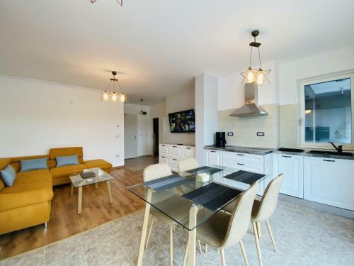 Deluxe Apartment With Balcony And Private Parking In Colvmna Residence