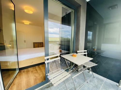 Deluxe Apartment With Balcony And Private Parking In Colvmna Residence