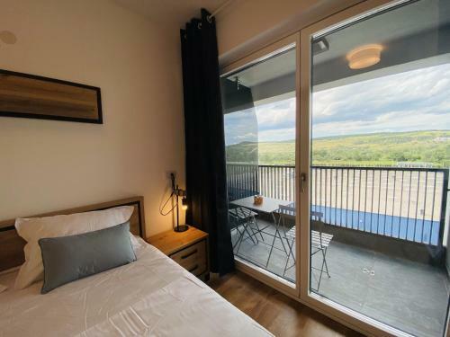 Deluxe Apartment With Balcony And Private Parking In Colvmna Residence