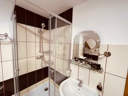 Athos Apartments & Budget Hotel