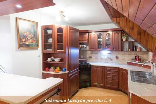 Hostal Ubytovanie Adina Polt�r