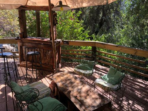 Casa de Monta�a Inmersa En Bosque Nativo