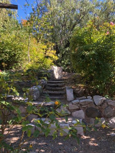 Casa de Monta�a Inmersa En Bosque Nativo