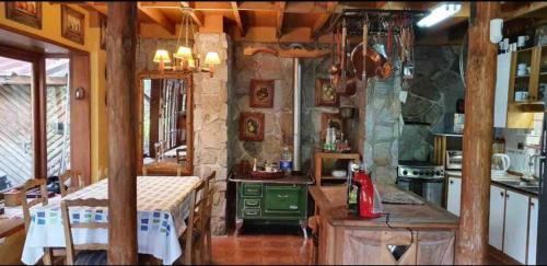 Casa de Monta�a Inmersa En Bosque Nativo