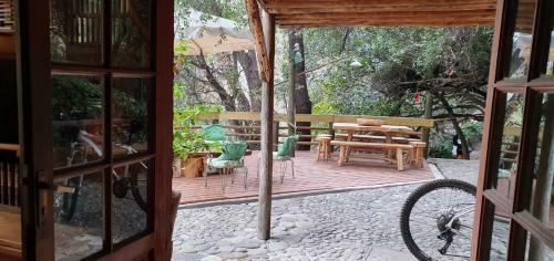 Casa de Monta�a Inmersa En Bosque Nativo