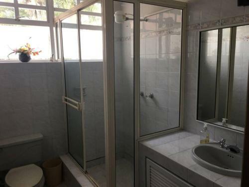 Hermosa Villa - Piscina - Jacuzzi - Jardines