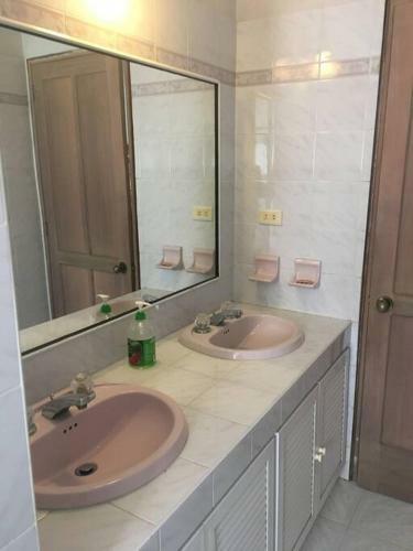 Hermosa Villa - Piscina - Jacuzzi - Jardines
