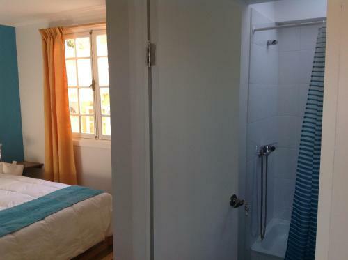 Hostal Pontoval B&B