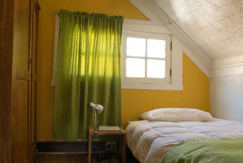 Hostal Pontoval B&B