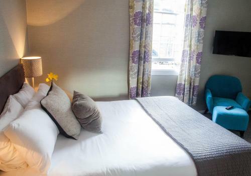The Warwick Arms Hotel