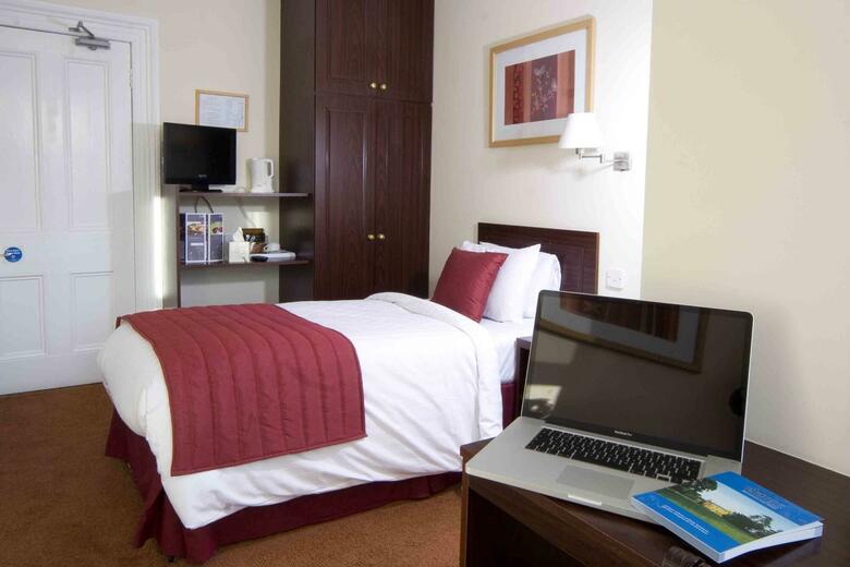 Hostal Angus Hotel