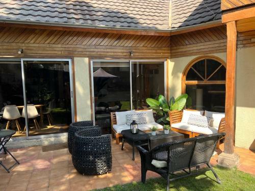 Amplia Casa Amoblada De 2 Pisos Con Jard�n.