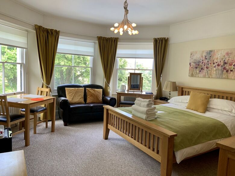 Hostal Epchris House