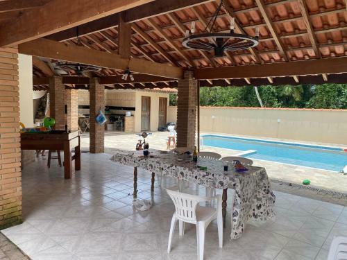 Casa Com Piscina E Churrasqueira Em Condominio