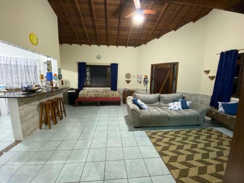 Casa Com Piscina E Churrasqueira Em Condominio