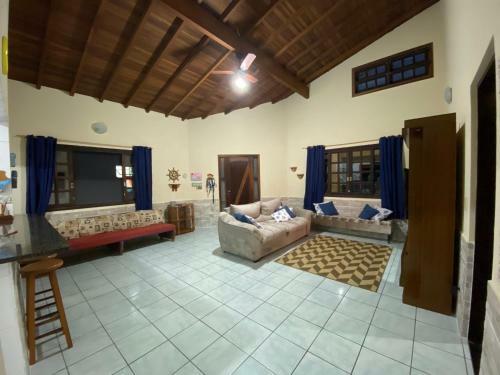 Casa Com Piscina E Churrasqueira Em Condominio