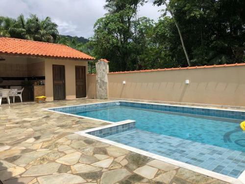 Casa Com Piscina E Churrasqueira Em Condominio