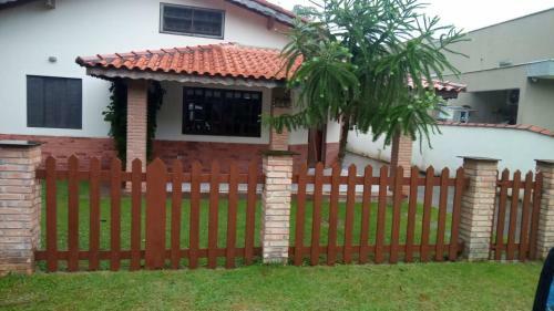 Casa Com Piscina E Churrasqueira Em Condominio