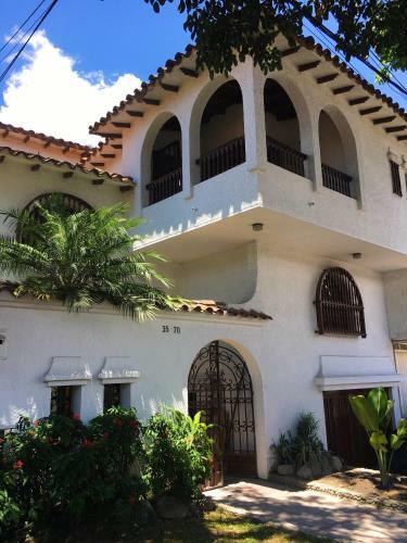 Lodge Colonial Villa In Laureles