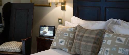 Bed & Breakfast Magazine Wood