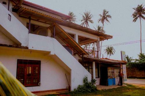Hostal The Wave Surf Inn Midigama