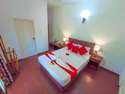 Hotel Pavona Lake