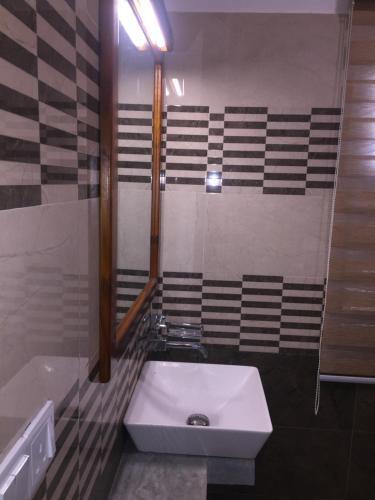 Hotel Saffron Lake Yala