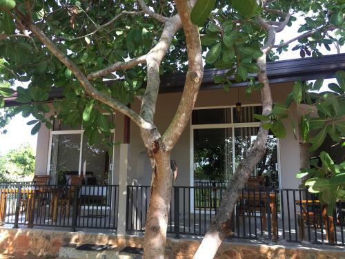 Hotel Saffron Lake Yala