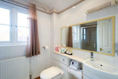 Hostal Clairmont Guest House