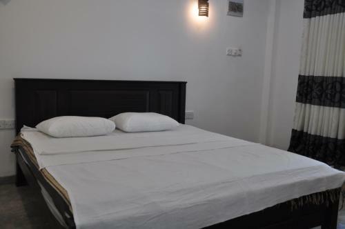 Hostal Dewmina Guest House