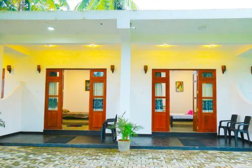 Hostal Dewmina Guest House