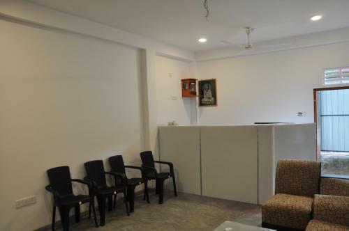 Hostal Dewmina Guest House